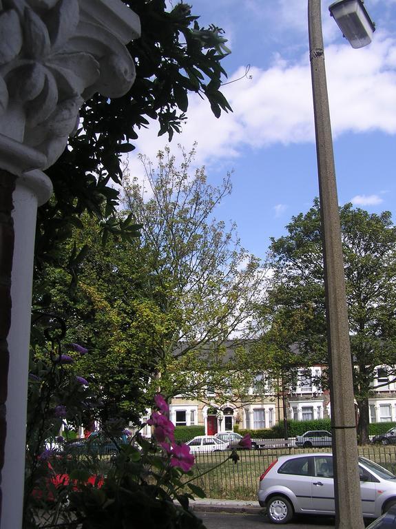 Holmewood Homestay Лондон Экстерьер фото